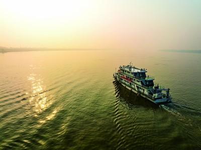 5月12日,中國環監008監測船駛向監測點位。